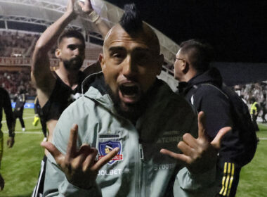 Arturo Vidal celebrando un triunfo de Colo-Colo.