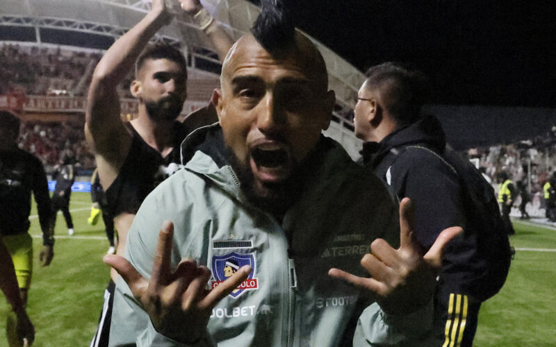 Arturo Vidal celebrando un triunfo de Colo-Colo.