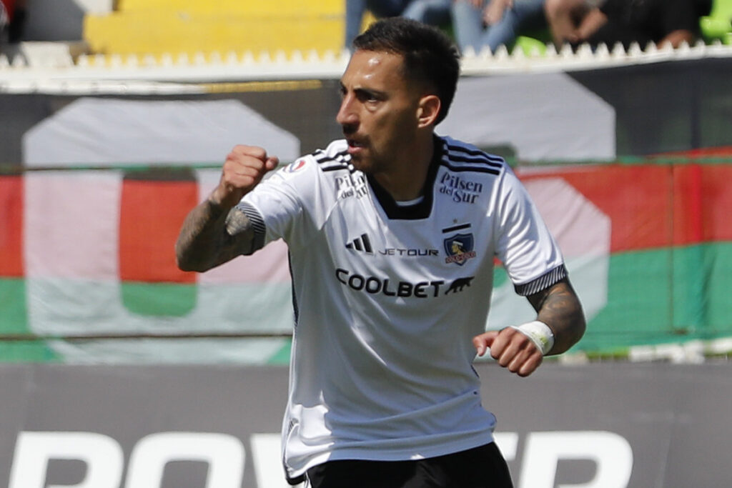 Javier Correa celebrando un gol por Colo-Colo.