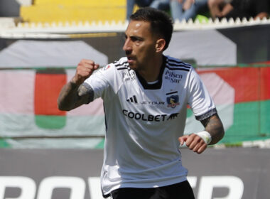 Javier Correa celebrando un gol por Colo-Colo.