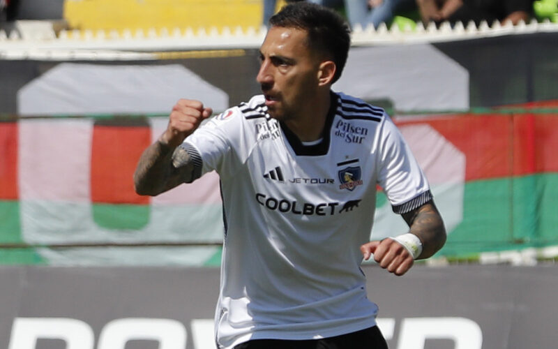 Javier Correa celebrando un gol por Colo-Colo.