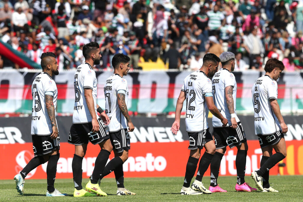 Jugadores de Colo-Colo caminando cabizbajos.