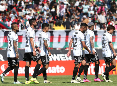 Jugadores de Colo-Colo caminando cabizbajos.