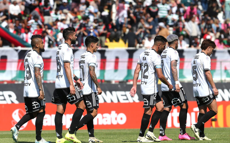 Jugadores de Colo-Colo caminando cabizbajos.