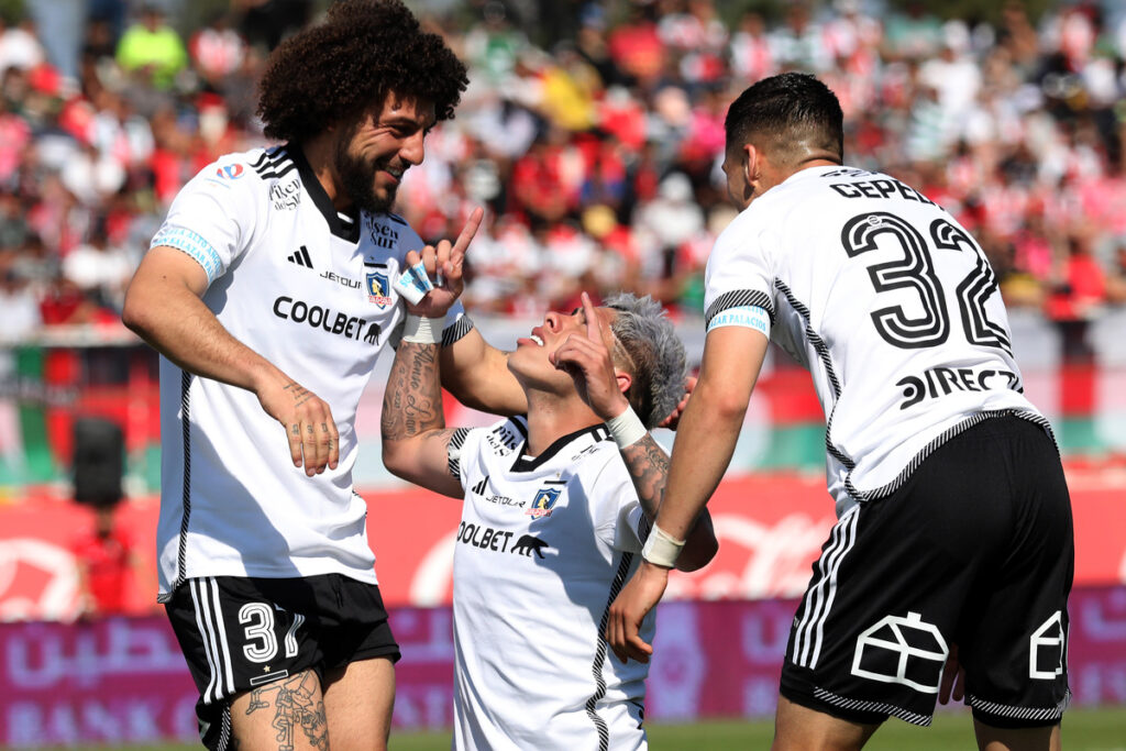 Jugadores de Colo-Colo celebrando un gol.