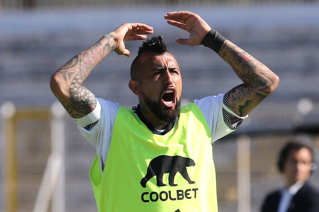 Arturo Vidal con los brazos en alto.