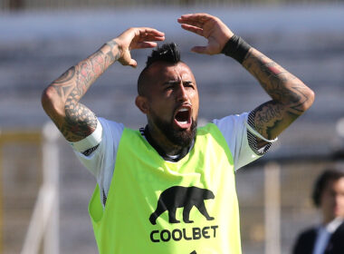 Arturo Vidal con los brazos en alto.