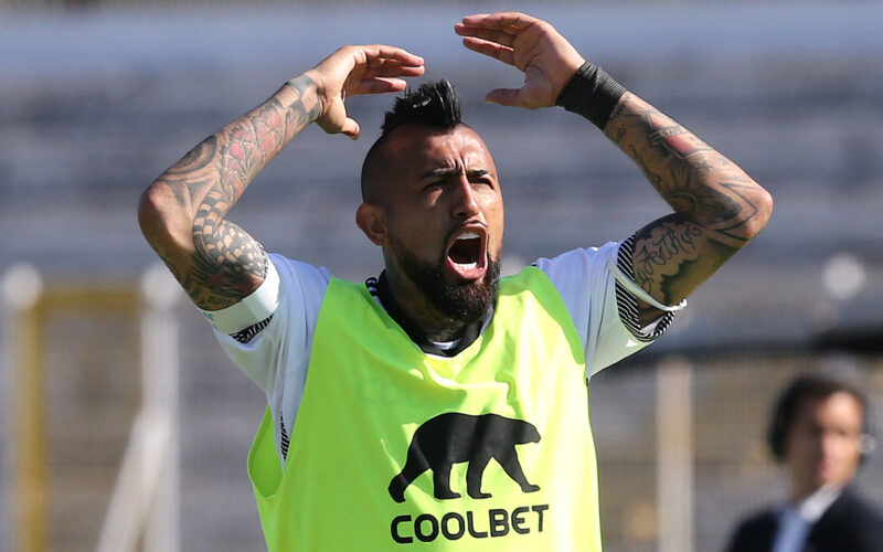 Arturo Vidal con los brazos en alto.