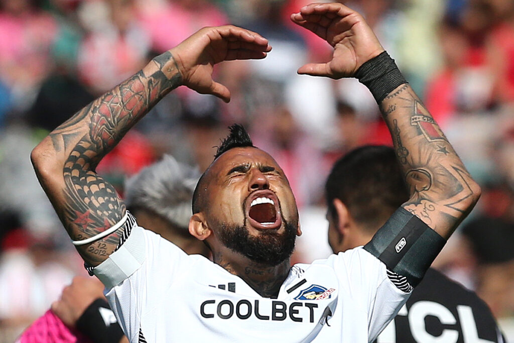 Arturo Vidal con los brazos en el aire.