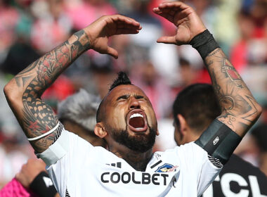 Arturo Vidal con los brazos en el aire.