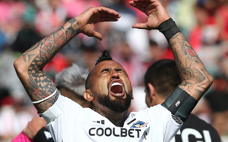 Arturo Vidal con los brazos en el aire.