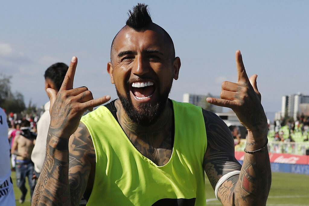 Arturo Vidal haciendo gesto de Colo-Colo con sus manos.