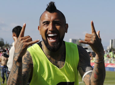 Arturo Vidal haciendo gesto de Colo-Colo con sus manos.