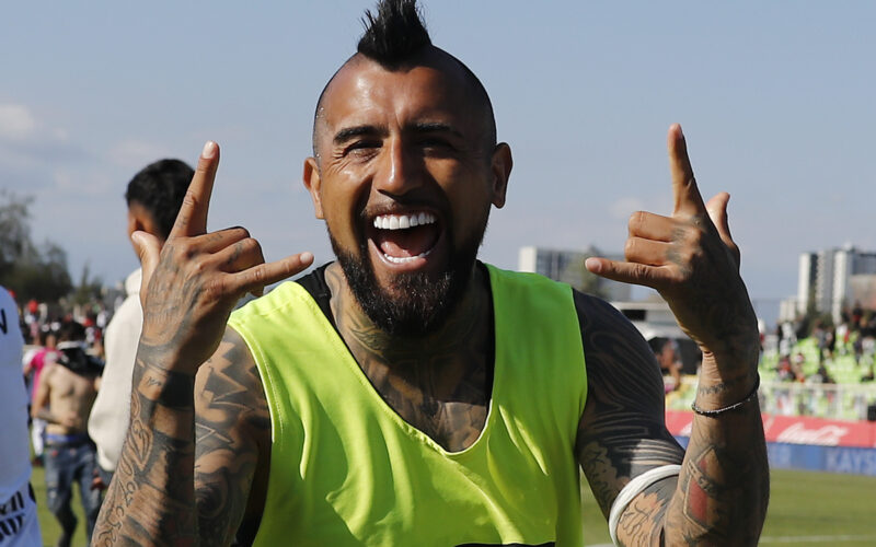 Arturo Vidal haciendo gesto de Colo-Colo con sus manos.