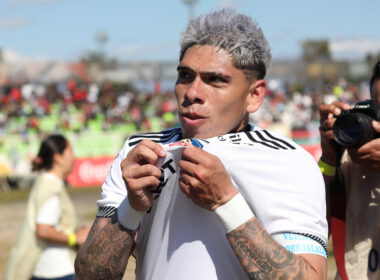 Carlos Palacios mostrando el escudo de Colo-Colo.