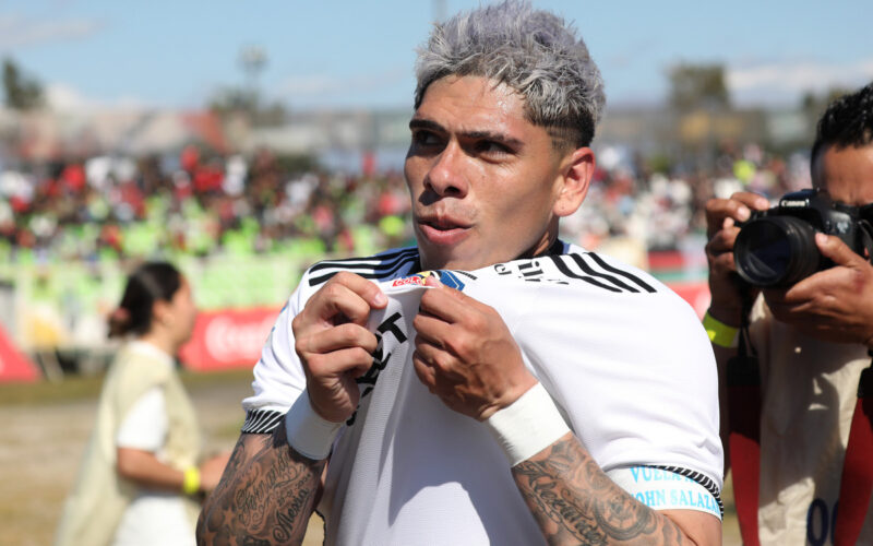 Carlos Palacios mostrando el escudo de Colo-Colo.