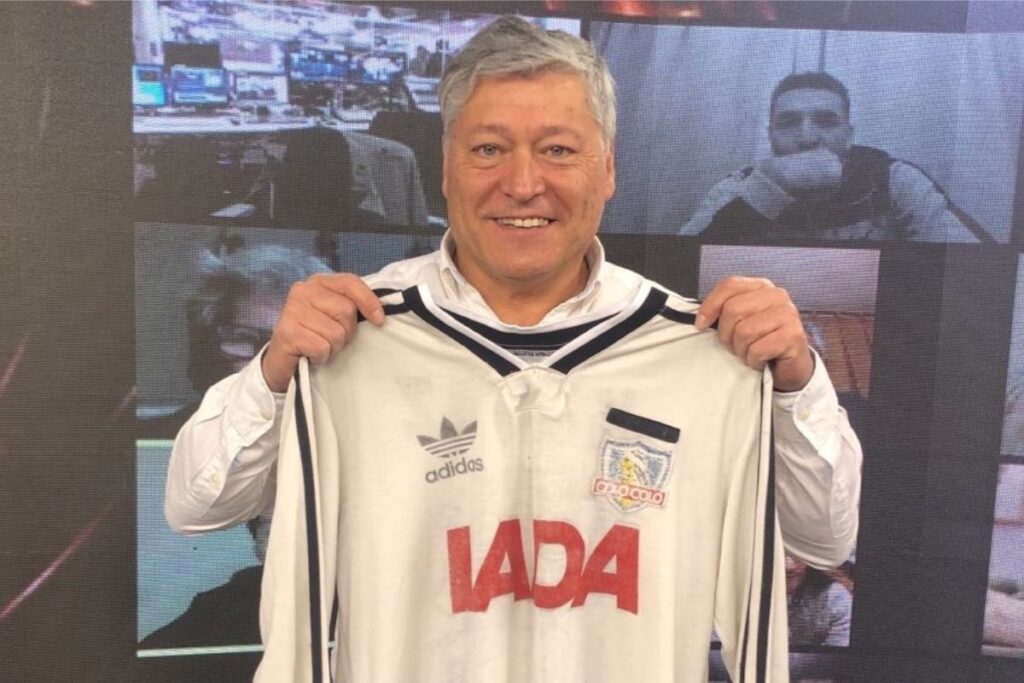 Patricio Yáñez con una camiseta de Colo-Colo campeón de Libertadores de 1991.