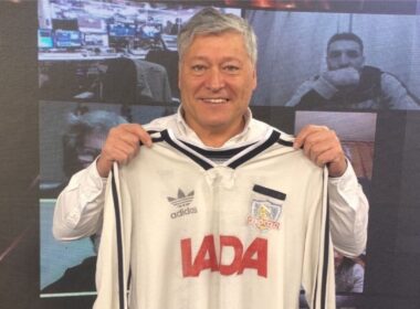 Patricio Yáñez con una camiseta de Colo-Colo campeón de Libertadores de 1991.