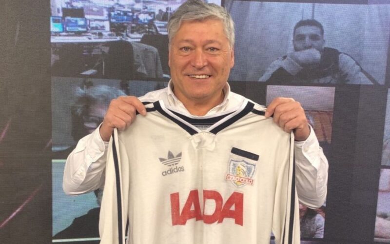 Patricio Yáñez con una camiseta de Colo-Colo campeón de Libertadores de 1991.