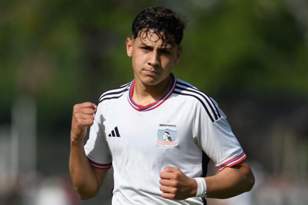 Franco Garrido celebrando uno de sus goles con Colo-Colo Sub-16.