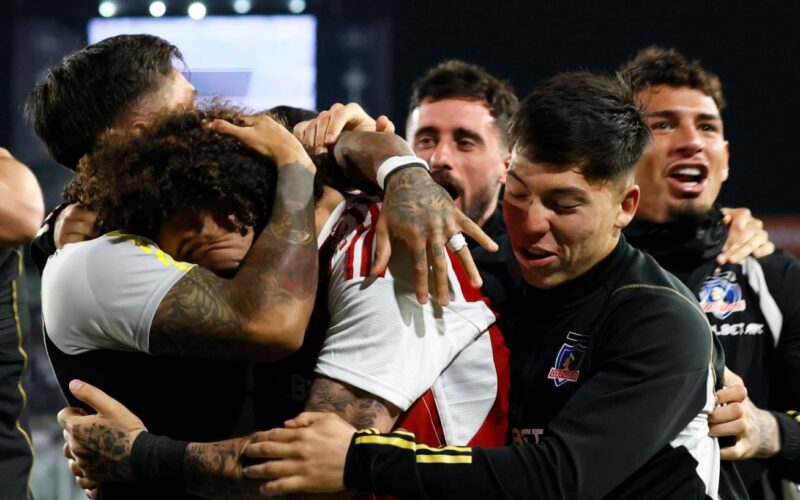 Plantel de Colo-Colo abrazado tras anotar un gol contra Audax Italiano.