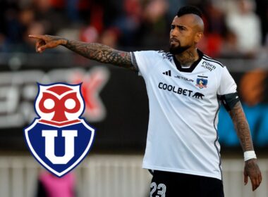 Arturo Vidal con camiseta de Colo-Colo y brazo extendido, junto al escudo de Universidad de Chile.