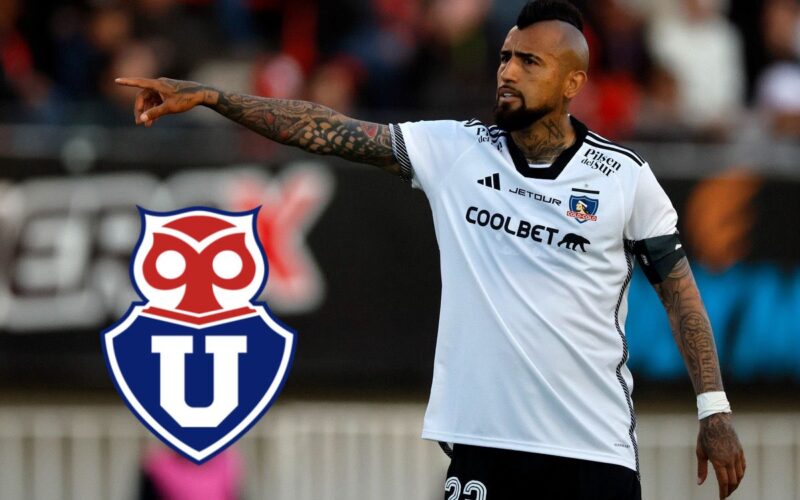 Arturo Vidal con camiseta de Colo-Colo y brazo extendido, junto al escudo de Universidad de Chile.