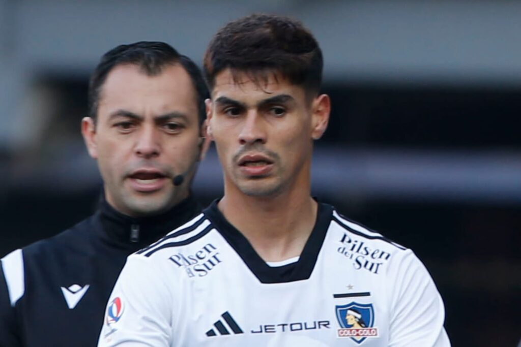 Primer plano a Erick Wiemberg con la camiseta de Colo-Colo.