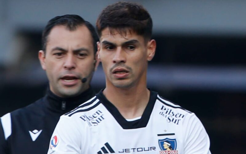 Primer plano a Erick Wiemberg con la camiseta de Colo-Colo.