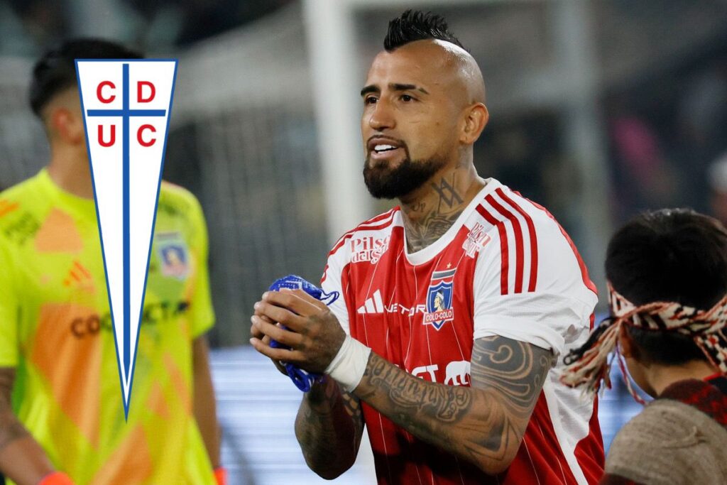 Arturo Vidal con camiseta de Colo-Colo junto al escudo de Universidad Católica.