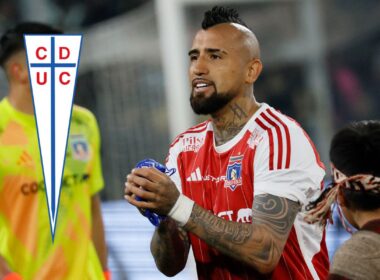 Arturo Vidal con camiseta de Colo-Colo junto al escudo de Universidad Católica.