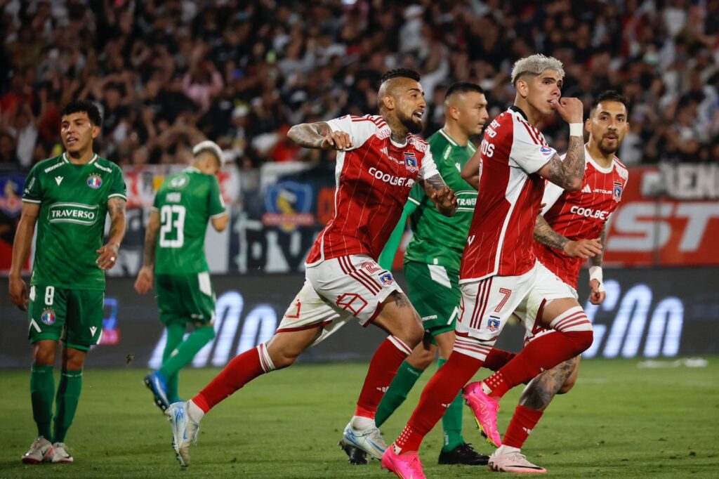 Carlos Palacios celebrando su gol contra Audax Italiano.