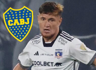 Primer plano de Leonardo Gil con camiseta de Colo-Colo y escudo de Boca Juniors.