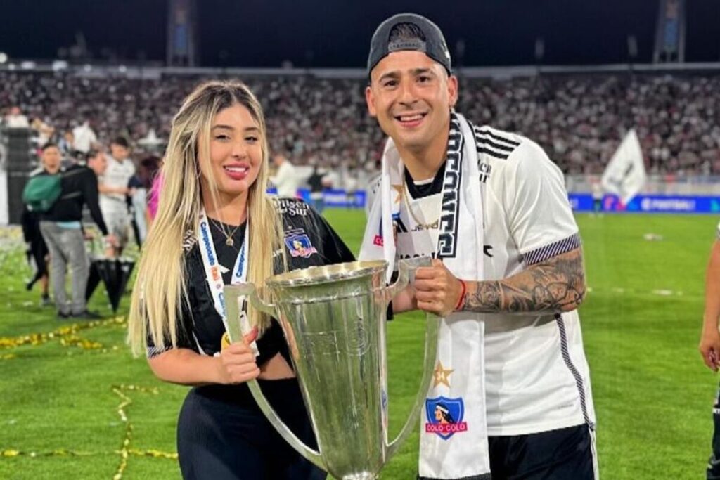 Yessenia Riveros junto a Guillermo Paiva con el trofeo del Campeonato Nacional ganado por Colo-Colo.