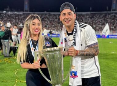 Yessenia Riveros junto a Guillermo Paiva con el trofeo del Campeonato Nacional ganado por Colo-Colo.