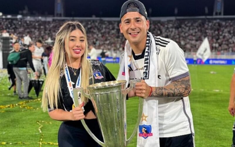 Yessenia Riveros junto a Guillermo Paiva con el trofeo del Campeonato Nacional ganado por Colo-Colo.