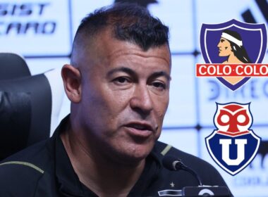 Jorge Almirón junto al escudo de Colo-Colo y Universidad de Chile.