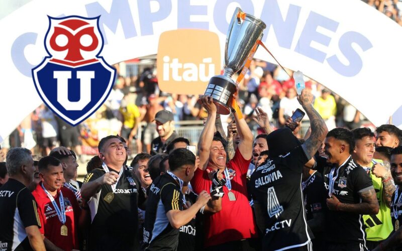 Técnico y jugadores de Colo-Colo alzando el trofeo del Campeonato Nacional acompañado del escudo de Universidad de Chile.