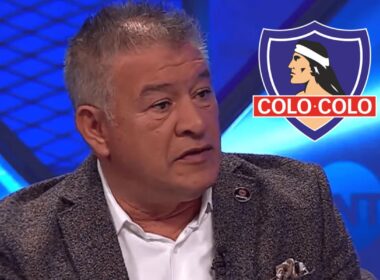 Primer plano de Claudio Borghi junto al escudo de Colo-Colo.