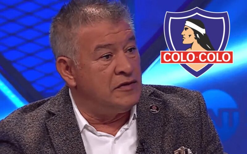 Primer plano de Claudio Borghi junto al escudo de Colo-Colo.