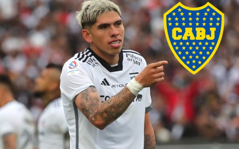 Primer plano de Carlos Palacios con la camiseta de Colo-Colo, junto al escudo de Boca Juniors.