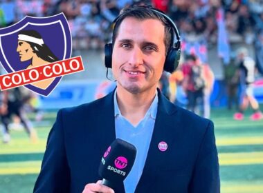 Primer plano de Daniel Arrieta junto al escudo de Colo-Colo.