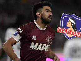 Marcelino Moreno con camiseta de Lanús junto al escudo de Colo-Colo.