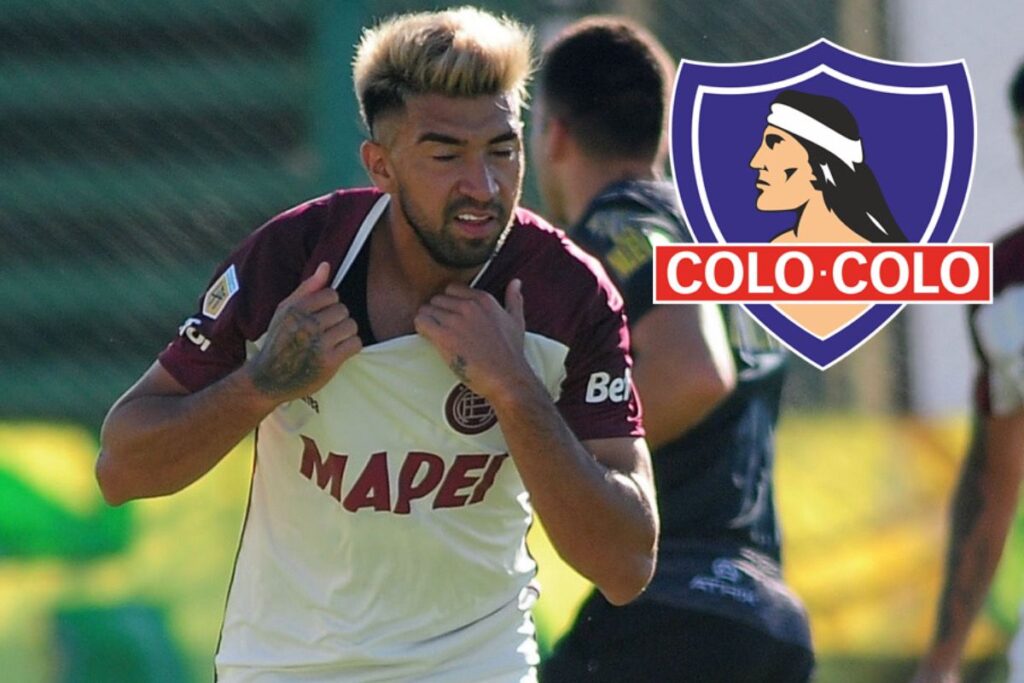 Marcelino Moreno celebrando un gol por Lanús junto al escudo de Colo-Colo.