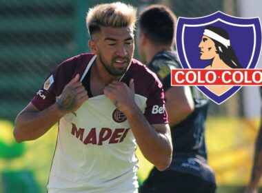 Marcelino Moreno celebrando un gol por Lanús junto al escudo de Colo-Colo.