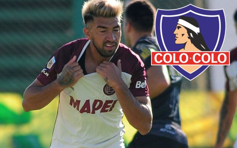 Marcelino Moreno celebrando un gol por Lanús junto al escudo de Colo-Colo.