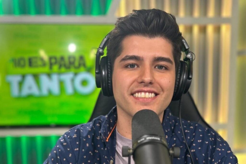 Primer plano a Arturo Millán en el programa No Es Para Tanto.