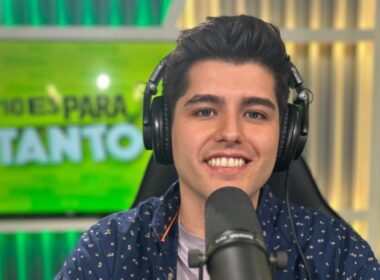 Primer plano a Arturo Millán en el programa No Es Para Tanto.