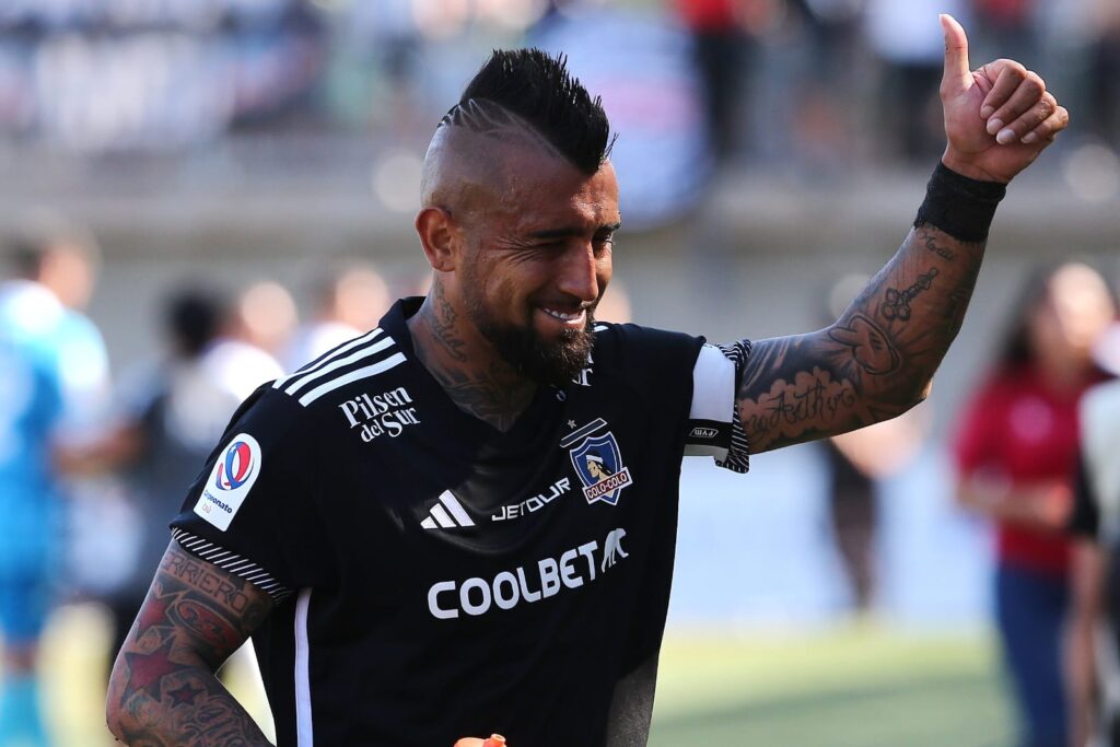 Primer plano a Arturo Vidal con la camiseta negra de Colo-Colo y un pulgar arriba.