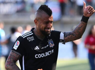 Primer plano a Arturo Vidal con la camiseta negra de Colo-Colo y un pulgar arriba.